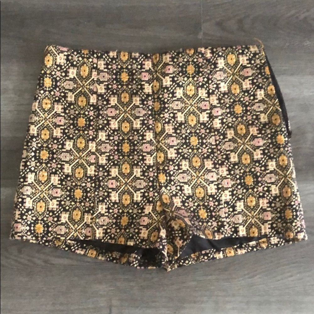 Mini embroided short